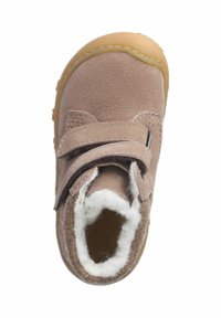Braunes Leder-Schuh mit einem Wildlederschaft, Klettverschluss, weicher weißer Innenausstattung und Gummisohle; runde Zehenform und robuste Verarbeitung.