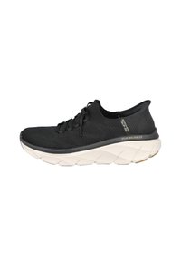 Zapatilla negra con parte superior de malla transpirable, superficie texturizada y una suela intermedia gruesa blanca. Presenta un diseño con cordones y sutiles acentos de marca.
