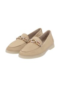 Beige suede instapper met een decoratieve ketting over de bovenkant. Gevoerde binnenkant en een flexibele rubberen zool. Laag profiel ontwerp.