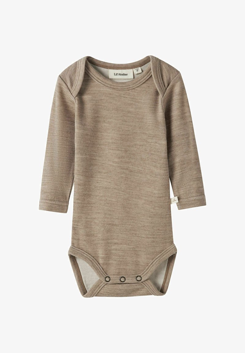 Body bébé beige à manches longues avec trois boutons pression en bas et encolure enveloppante, en tissu doux.