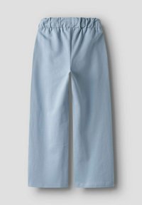 Pantaloni ampi di colore azzurro chiaro con vita elastica. Realizzati in un tessuto liscio, presentano una finitura pulita senza tasche o decorazioni.