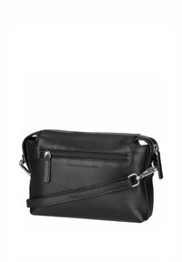 Schwarze Lederhandtasche mit Reißverschluss, vorderer Reißverschluss-Tasche und abnehmbarem Tragegurt. Texturierte Oberfläche mit geprägtem Detail "handgefertigt seit 1928".