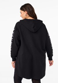Zizzi MIT AN DEN ÄRMELN - Felpa - black w silver
