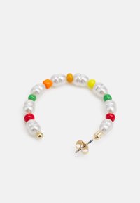 Brinco em argola com pérolas brancas irregulares intercaladas com contas laranja, verde, amarelo e vermelhas. Ferragens em ouro no fecho.