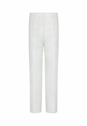 Weiße, maßgeschneiderte Hose mit Bügelfalte vorne, Gürtelschlaufen und geradem Bein, vor einfachem Hintergrund präsentiert.