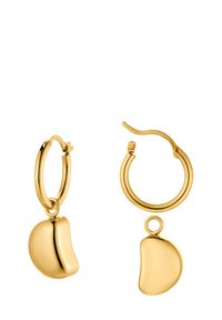 Goldene Creolen mit einem bohnenförmigen Anhänger, glatte Oberfläche, polierte Verarbeitung und sicherem Verschluss, ideal für den Alltag.