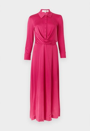 Długa różowa sukienka z kołnierzykiem, zapinana na guziki z przodu, z długimi rękawami i wiązanym paskiem w talii. Wykonana z gładkiego, miękkiego materiału.