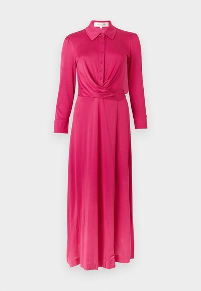 Μακρύ ροζ φόρεμα με γιακά, κουμπωτό μπροστινό μέρος, μακριά μανίκια και λεπτομέρεια ζώνης στη μέση. Κατασκευασμένο από απαλό, λείο ύφασμα.