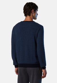 Marineblau gestreifter Pullover mit langen Ärmeln, gerippten Bündchen und Saum. Der schlichte Rundhalsausschnitt und der strukturierte Stoff sorgen für ein modernes Design.