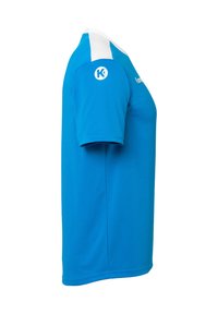 Blå atletisk t-shirt med korte ærmer, hvide skulderaccenter, rund logo trykt på brystet, lavet af let og åndbart stof.