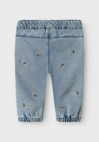 Jeansleggings med elastisk midja, prydda med flera blommönster i rosa och grönt på en ljusblå bakgrund.