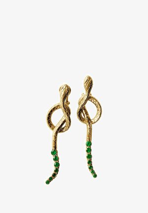 Pendientes en forma de serpiente de oro con escamas texturizadas y racimos de piedras preciosas verdes acentuando las colas. Diseño único y alargado.
