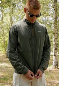 Patagonia WIND SHIELD JACKET - Soft shell jacket - pine needle green