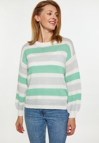 Suéter de punto con amplias rayas horizontales en verde menta, gris y blanco. Textura suave de punto, cuello redondo y mangas abullonadas.