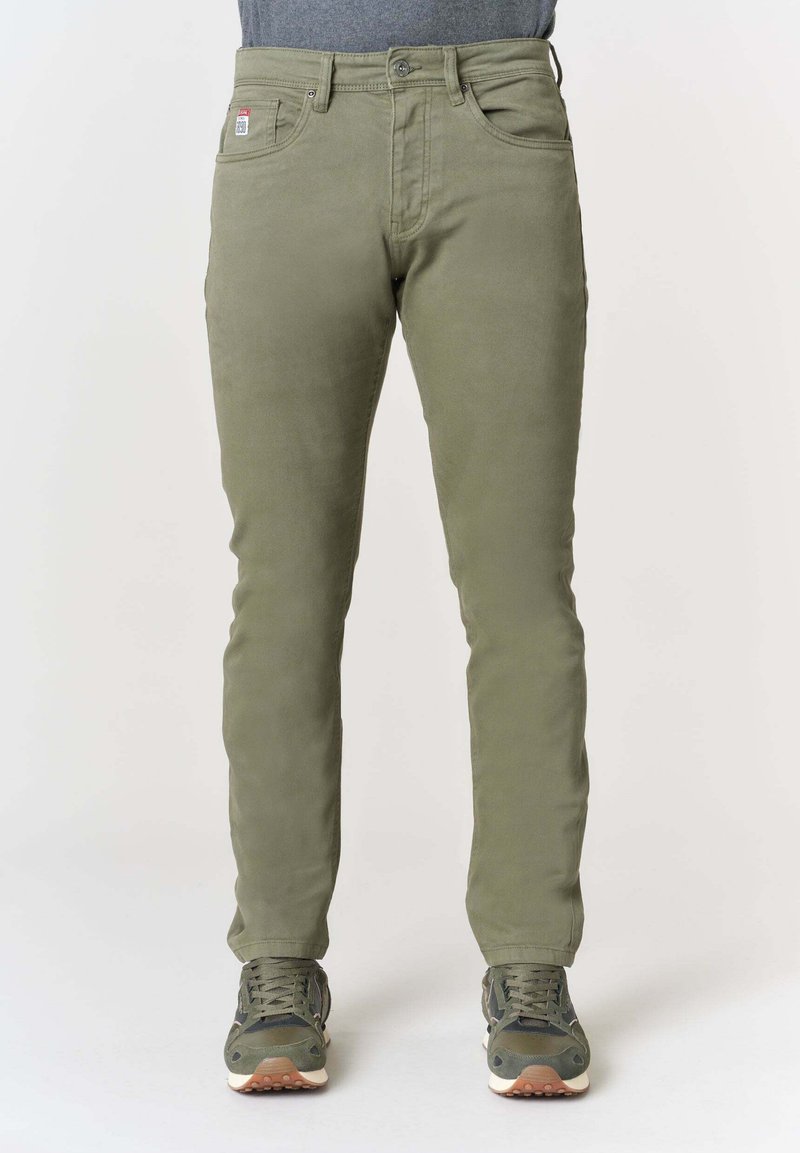 Pantaloni chino in cotone verde oliva dal design aderente, con tasche frontali, chiusura con bottoni e un'etichetta del marchio discreta sulla cintura.