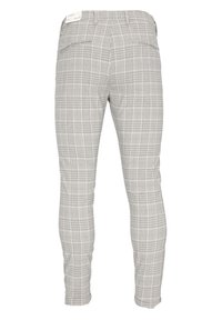 Šedé kostkované kalhoty s přiléhavým střihem, mírně lesklé, se dvěma zadními kapsami a jemnými detaily na pasu.