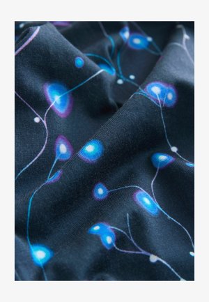 Tumšs audums ar gludu tekstūru, kas raksturojas ar spožām zilo un purpura sfēru zīmējumu, kuras savieno plānas baltas līnijas.