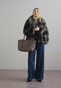 Abrigo de piel sintética en tonos grises, pantalones azul de pierna ancha, y una bolsa tote de color marrón con patrón de tablero de ajedrez. Texturas suaves y forma volumétrica.