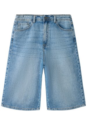 Shorts en denim bleu clair avec bouton avant, fermeture éclair, passants de ceinture et cinq poches, présentant une coupe décontractée et une texture délavée.