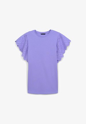 T-shirt viola con maniche corte in pizzo perforato con bordo ondulato. Tessuto morbido, scollatura rotonda, vestibilità standard.