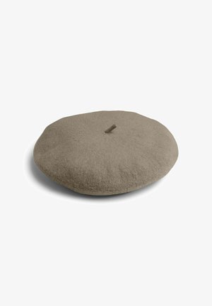 Rund, flad beige beret lavet af blødt filtmateriale med en lille topflap. Har en glat tekstur og en jævn, solid farve uden mønstre.