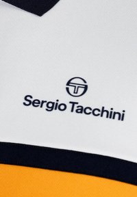 Polo bianca con colletto blu navy, caratterizzata da una striscia gialla e logo "Sergio Tacchini" in blu scuro, realizzata in tessuto testurizzato.
