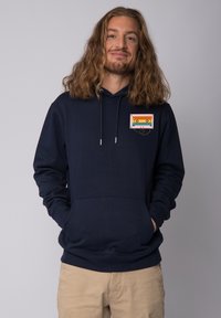 Navyblauwe hoodie van een katoenmix, met een cassettebandje grafiek op de borst, een trekkoord capuchon en een vooraanstaande buidelzak.