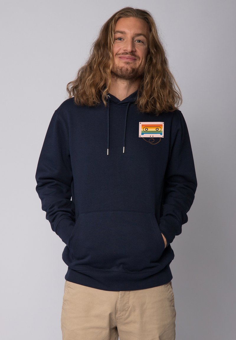 Navyblauwe hoodie van een katoenmix, met een cassettebandje grafiek op de borst, een trekkoord capuchon en een vooraanstaande buidelzak.