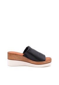 Sandali wedge in pelle nera con finitura liscia, soletta intermedia color cammello e suola piatta bianca. Design open toe con parte superiore morbida.