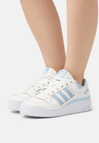 adidas Originals FORUM BOLD STRIPES - Trainers - off white/clear sky/white