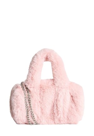 Lyserød faux fur håndtaske med to korte håndtag og en aftagelig sølvkæde-rem. Har en blød tekstur og en afrundet, struktureret form.