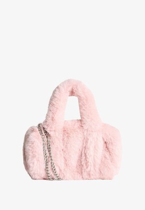Różowa torebka z futra syntetycznego z dwoma krótkimi uchwytami i odpinanym srebrnym łańcuchem. Posiada puszystą fakturę i zaokrąglony, strukturalny kształt.