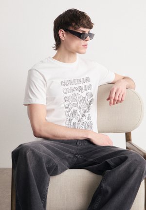 Calvin Klein Jeans INSTITUTIONAL WARP TEE - Camiseta estampada - bright white