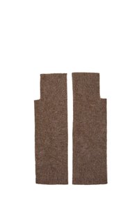 Gants sans doigts en tricot marron avec une texture côtelée, dotés d'une ouverture rectangulaire au niveau du poignet pour un accès facile aux mains.