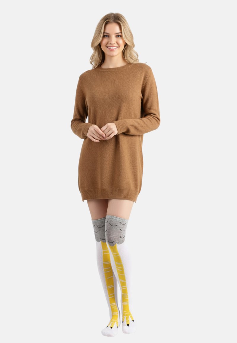 Brun strikket sweaterkjole med ribbede manchetter, parret med lårhøje sokker med grå top og et gult fugledesign. Hvid baggrund.