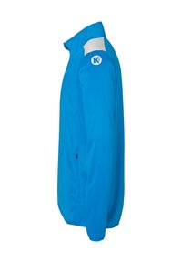 Blå jakke med høj krave og hvide detaljer, lynlås sidelomme, glat stof og et logo på venstre skulder.