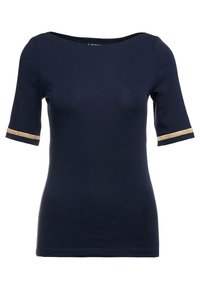 Tmavě modrý top s krátkými rukávy z hladké látky, s širokým výstřihem a zlatými pruhy na rukávech.