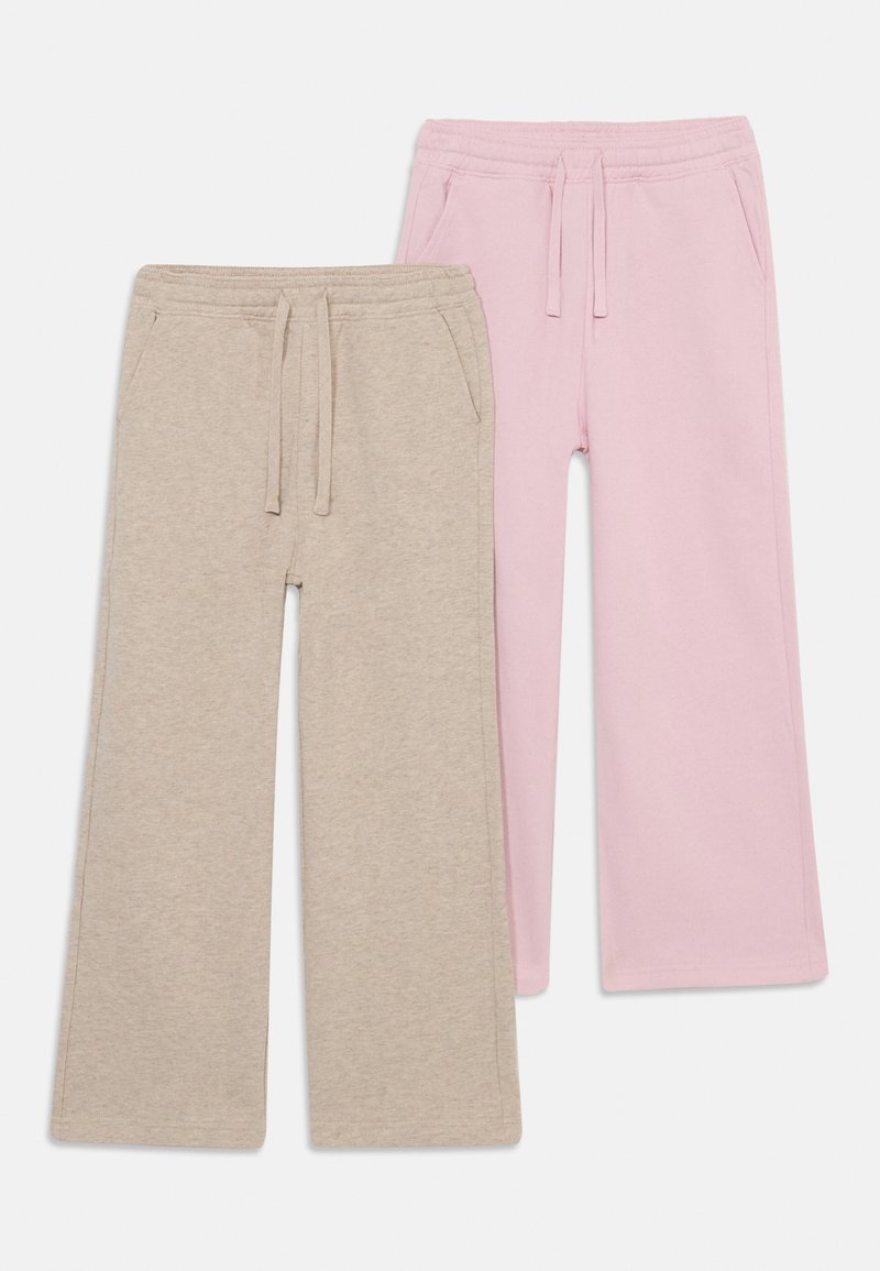 Δύο ζευγάρια φαρδιών παντελονιών φόρμας: ένα σε ανοιχτό μπεζ με ελαστική μέση και κορδόνι, και ένα άλλο σε απαλό ροζ, και τα δύο από βαμβακερό μείγμα.