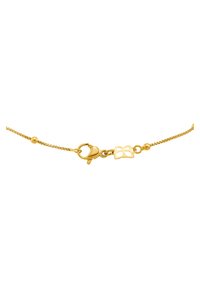Bracelet en chaîne dorée avec fermoir mousqueton, texture lisse, charme papillon décoratif et accents de petites perles pour un détail de design.