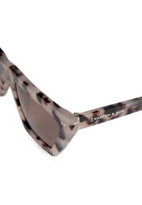 Tortois shell zonnebril met een vierkant frame, voorzien van donkere lenzen en metalen accenten. Het merk "Kapten & Son" staat op de arm.