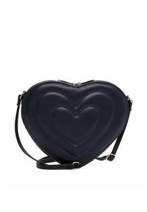 Schwarze Herz-förmige Umhängetasche aus Leder mit gesteppter Doppelherz-Verzierung und verstellbarem Riemen.