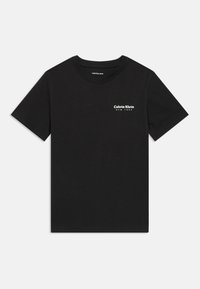 Černé bavlněné tričko s krátkým rukávem, kulatým výstřihem a bílým logem "Calvin Klein New York" na levé horní straně.