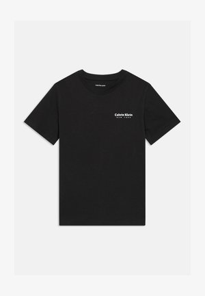 Czarny bawełniany t-shirt z krótkimi rękawami, okrągłym dekoltem i białym logo "Calvin Klein New York" na górnej lewej stronie.
