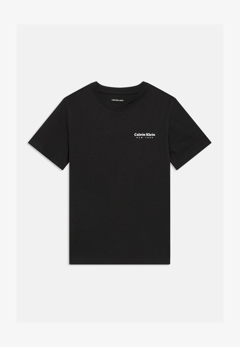 Černé bavlněné tričko s krátkým rukávem, kulatým výstřihem a bílým logem "Calvin Klein New York" na levé horní straně.