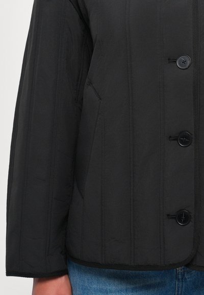 Schwarze Steppjacke mit einer gequilteten Textur, ausgestattet mit einer Knopfleiste und zwei seitlichen Taschen. Glattes, leichtes Material, verkürzte Länge.