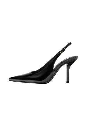 Scarpa décolleté nera in vernice con cinturino slingback e tacco alto, punta appuntita e fibbia regolabile, su sfondo bianco.