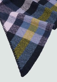Couverture en plaid tissée avec des rayures bleu marine, vert et violet, dotée d'un bord à franges, fabriquée en tissu doux et texturé.