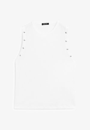 Weißes ärmelloses Top aus Stoff, mit silbernen Druckknopf-Akzenten entlang der Schulternaht und einem abgerundeten Ausschnitt.