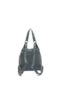 Grå läderryggsäck med justerbara remmar, toppsnörning och en framficka med dragkedja. Slät textur, modern design.