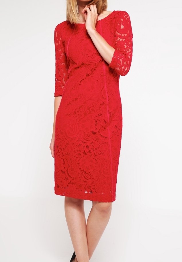 Röd spetsklänning med trekvartslånga ärmar, invecklat blommönster, åtsittande siluett och knälång klippning. Slät textur med synliga sömmar.